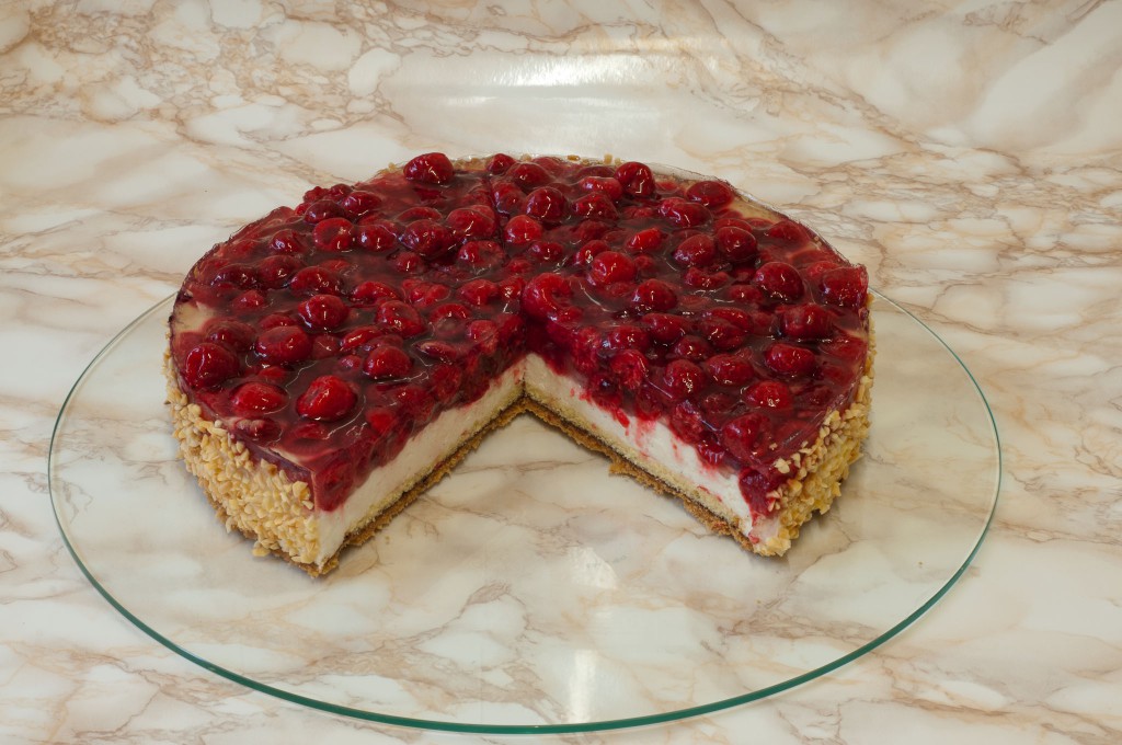 Gekochte Vanillekrem mit Eischnee gelockert, darauf Himbeeren